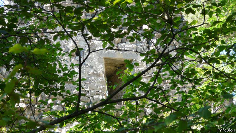 chateau-venterol-15aweb.jpg - Ouverture dans le mur Ouest vue de l'intérieur. Il s'agit en fait d'une meurtrière