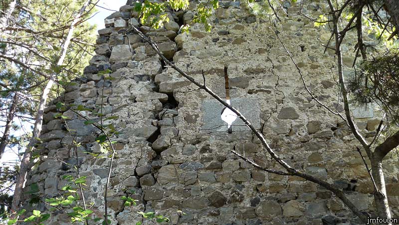 chateau-venterol-15bweb.jpg - La meurtrière vue de l'extérieur