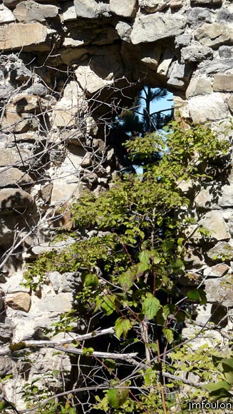 chateau-venterol-17web.jpg - Ouverture dans le mur Nord près de l'angle Nord/Ouest vue de l'intérieur