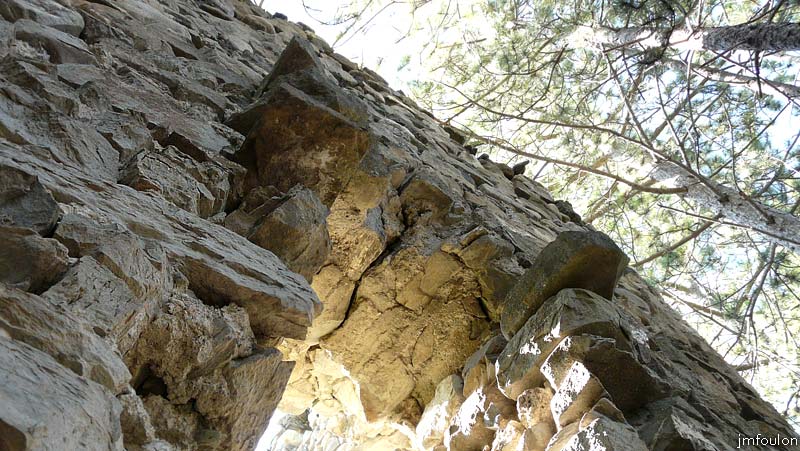 chateau-venterol-18web.jpg - Cette même ouverture vue de l'extérieur. De part et d'autre en hauteur, se trouvent des pierres brutes en débord qui devaient faire office de corbeaux. Cette ouverture est voutée