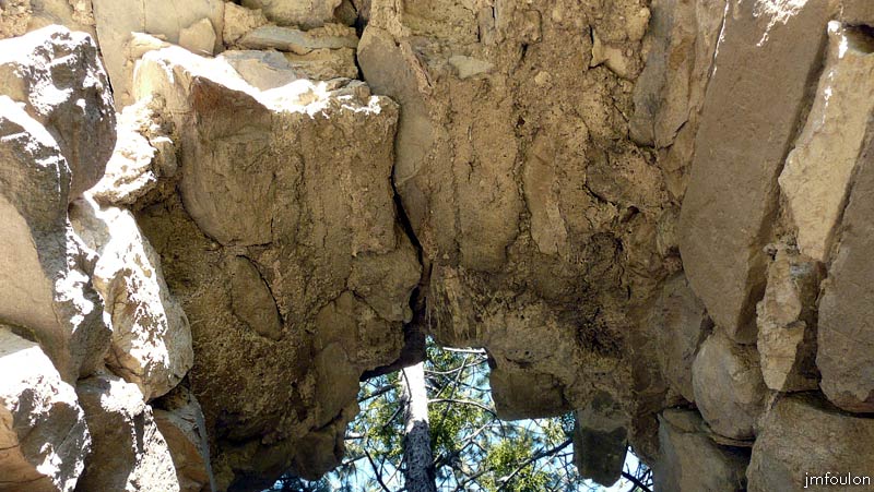 chateau-venterol-19web.jpg - L'arc vu de l'intérieur