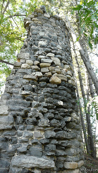 chateau-venterol-24web.jpg - Angle Nord/Est. On remarque que les mur sont bâtis en continuité avec des angles arrondis