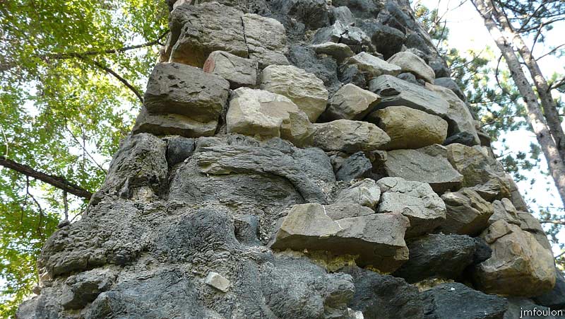 chateau-venterol-25web.jpg - Détail de l'appareillage de l'angle Nord/Ouest