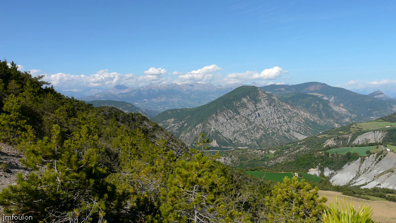chateau-venterol-28web.jpg - Vue vers le Nord. Au second plan, la Mtg St Maurice (1410 m). Juste à sa gauche on entre dans la vallée de Valserres