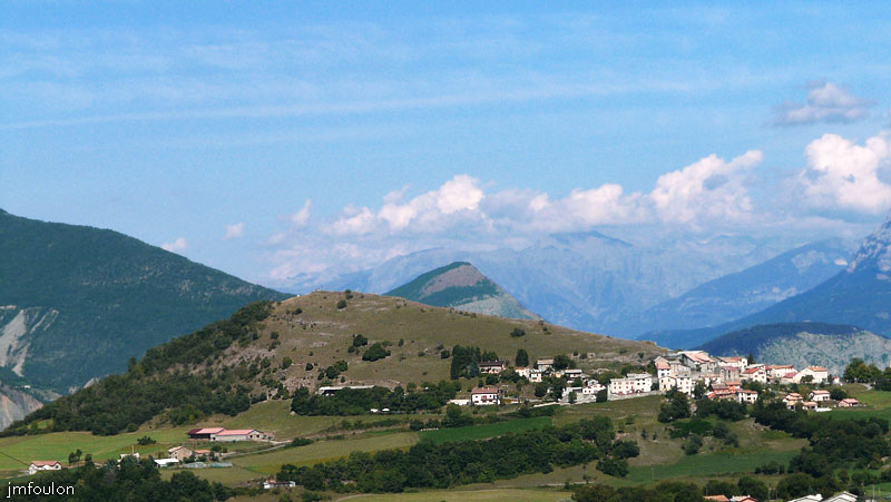chateau-venterol-30web.jpg - Piégut et la butte de St Colomban ou se trouvait le château médiéval et l'ancien village aujourd'hui disparus