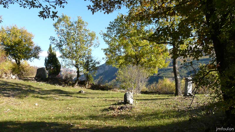 clamensane-tombes-10web.jpg - Au fond à gauche un des "Rochers qui Parlent", installé par l'office Intercommunal de Tourisme des Hautes Terres de Provence