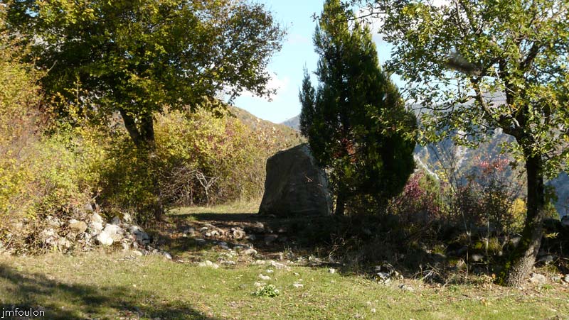 clamensane-tombes-11web.jpg - Le "Rocher Qui Parle" installé à l'Est du Vieux Cimetière