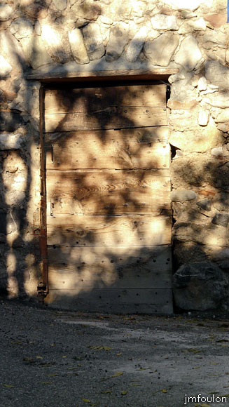 clamensane-11web.jpg - Une vieille porte dans la ruelle