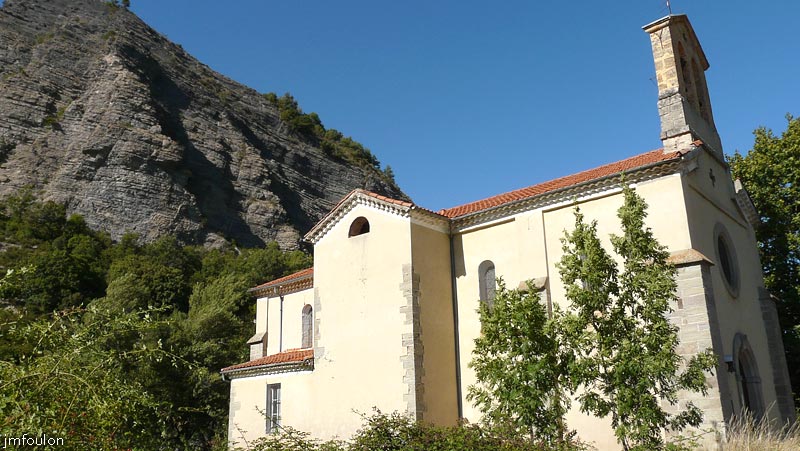 faucon-03web.jpg - Eglise Saint-Barthélémy - Sud. Cette église remplace depuis 1874 l'église désaffectée de St Marie et St Pons qui se trouvait au centre du village médiéval