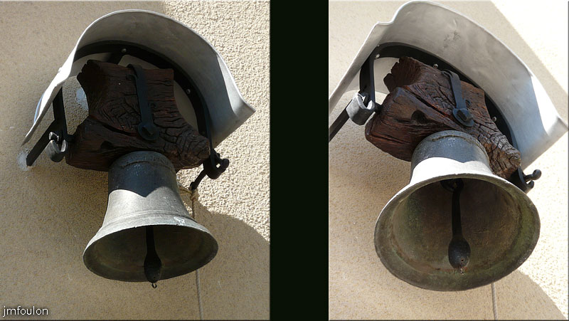 faucon-06web.jpg - Eglise Saint-Barthélémy - A gauche de l'entrée se trouve sur le mur la cloche de la chapelle ruinée de St Barthélémy qui se trouvait  au quartier de la Condamine, à 2 Km au nord du village, et dont il ne subsiste aujourd'hui que les murs sur une hauteur d'environ 1,80m et dont l'intérieur est envahi par les ronces. Cette chapelle faisait une trentaine de m². Un cimetière la jouxtait. Sa date de construction est inconnue