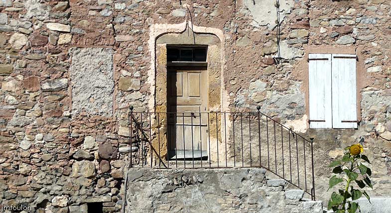 faucon-09web.jpg - Entrée d'une vieille maison à l'Ouest de la place