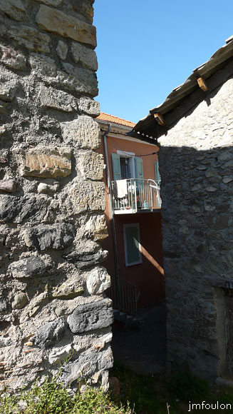 faucon-12web.jpg - Une ruelle de Faucon au Sud-Est du village