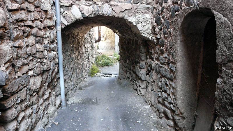 faucon-16web.jpg - Passage couvert à l'Ouest de la longue ruelle. Certainement l'ancienne entrée du village médiéval
