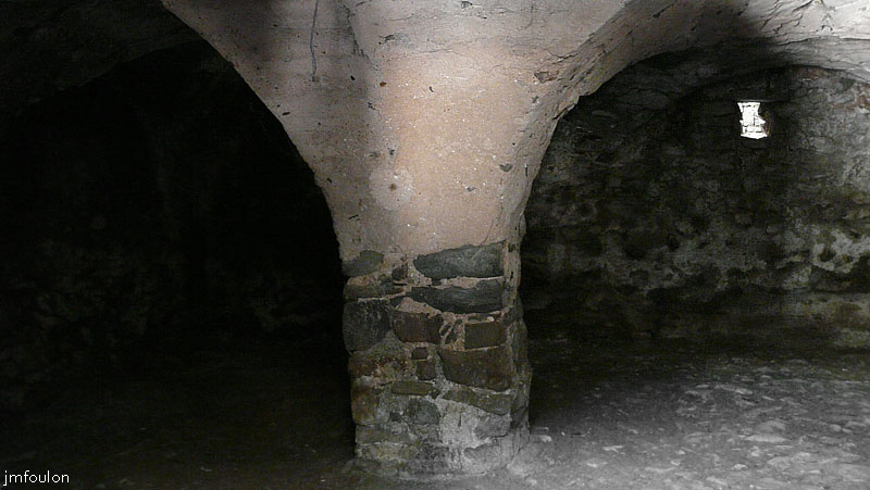 faucon-17web.jpg - Une bergerie voutée intacte à l'ouest du village