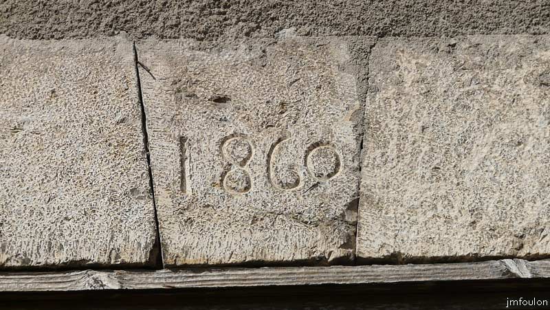 faucon-22web.jpg - Détail de la clé de voute de la porte vue précédemment