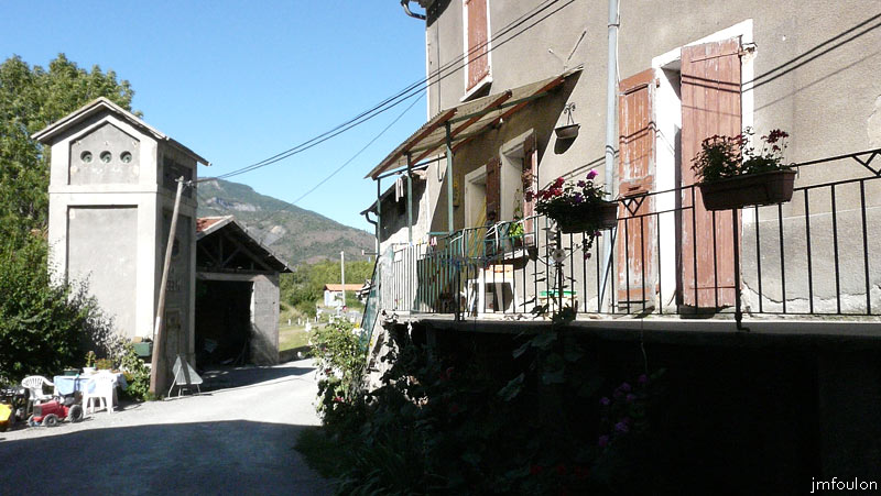 faucon-25web.jpg - Sortie de cette rue vers la D 651. Un chien m'observe sur le balcon de droite. Vous ne le voyez pas ?