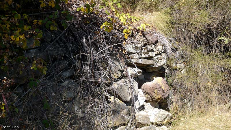 faucon-29web.jpg - En montant, on voit ça et la des vestiges du village moyennageux qui s'étalait à l'adret de la butte, sous la tour de guet, se trouvant ainsi sous sa protection en ces temps troublés