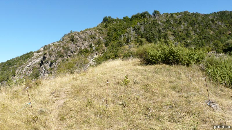 faucon-31web.jpg - C'est ici que se trouvait la Tour de guet, survivance d'un petit castellum. Cette tour est citée pour le première fois dans un texte en 1058. "in castro que cognominant falconem. En 1064 on cite "le castellum falconis"