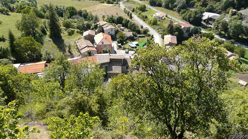 faucon-39web.jpg - Vue sur le village depuis la butte
