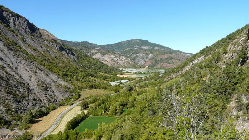 faucon-41web.jpg - Vue sur la vallée depuis la butte (Nord). Au centre, le Mont Sérieux (1598m) Au sommet duquel se trouve également uneTour de Guet permettant la jonction visuelle entre Faucon, Gigors, Bellafaire à l'Est, mais aussi Piegut, Venterol et au-delà vers le Nord et l'Ouest