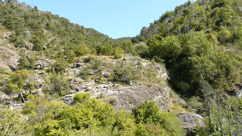 faucon-42web.jpg - Vue vers le Nord/Est depuis la butte. Ici le ravin de Piche