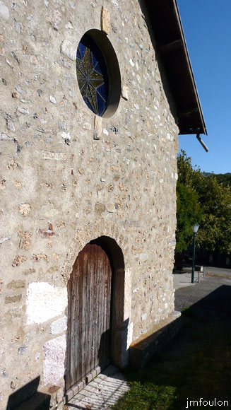 gigors-08web.jpg - Eglise Saint-Laurent - Entrée principale surmontée d'un oculus sur le pignon Ouest