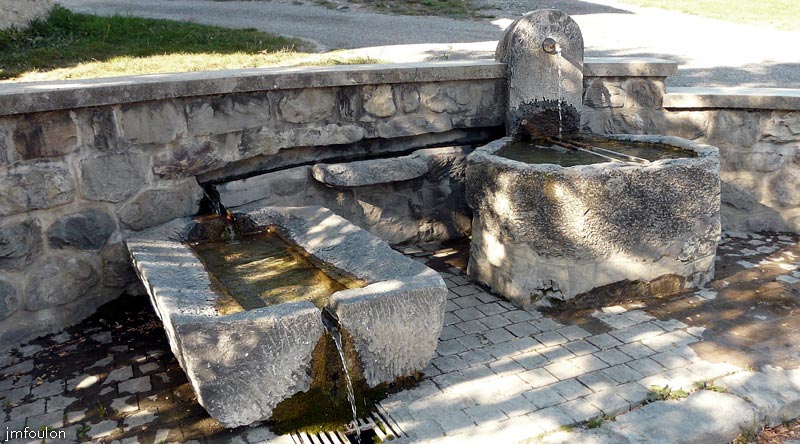 gigors-12web.jpg - Fontaine à trois pièces place de l'église - début XXe