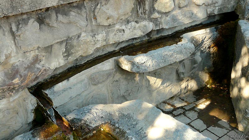 gigors-15web.jpg - Fontaine à trois pièces place de l'église - début XXe