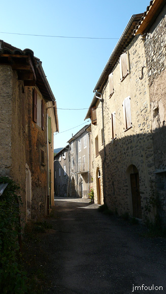 gigors-18web.jpg - Rue principale du vieux  village. Celle-ci est parallèle à la D 951