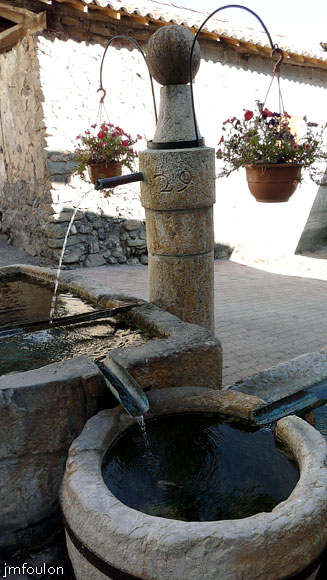 gigors-27web.jpg - La fontaine à cinq pièces (autre vue)