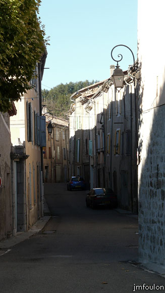 la-motte-cimetiere-01web.jpg - Ce cimetière se trouve derrière l'église Sainte Madeleine de la Trinité (1851) à l'Ouest. Cette église se trouve à l'entrée Nord de la rue principale du bourg, ancienne route de Sisteron que l'on voit ici