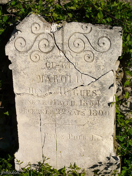 la-motte-cimetiere-07web.jpg - Tombe d'un autre d'Hugues. Ci-git Maarquis Henry d'Hugues Né le 11 avril 1854 - Décédé le 22 mars 1899. Priez pour lui