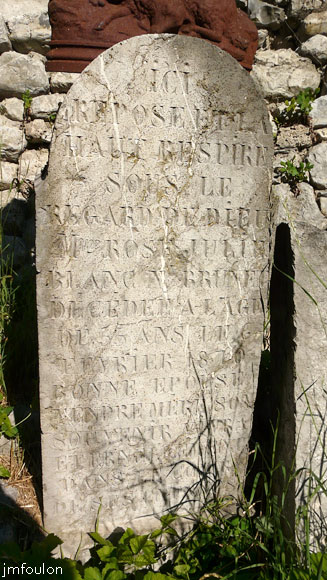la-motte-cimetiere-12web.jpg - On peut y lire : Ici repose et la haut respire sous le regard de Dieu Mme Rose Julie Blanc née Brunet décédé à l'age de 55 ans le 6 février 1870. Bonne épouse, tendre mère. Son souvenir vivra éternellement dans le coeur de ses enfants