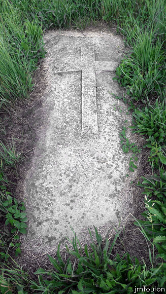 la-motte-cimetiere-14web.jpg - Pierre tombale verticale dont l'épitaphe à disparue au fil des ans