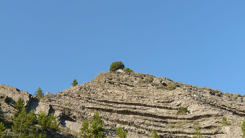 tour-bedoin-01web.jpg - La Tour vu depuis le Bas-Forest. Elle se trouve sur les contreforts de la montagne du Château (1362 m) à une altitude de 904 m