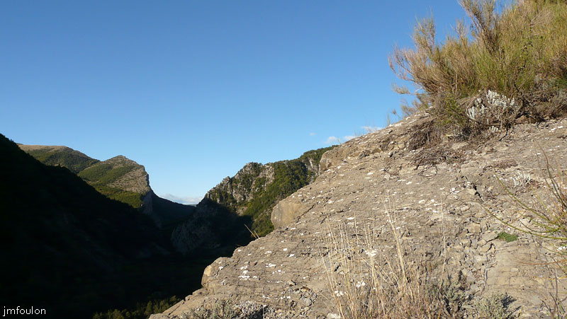 tour-bedoin-05web.jpg - On monte ici sur une sorte de dalle dans les fentes de laquelle poussent genêts, lavandes et quelques plantes de rocaille. Attention, c'est relativement glissant !