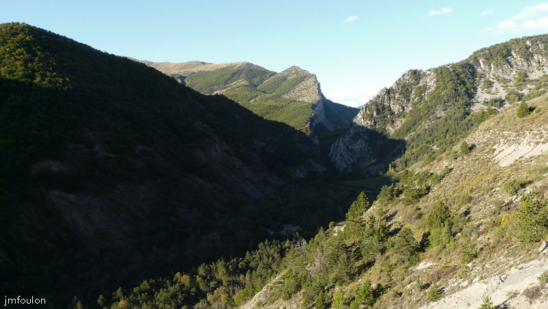 tour-bedoin-06web.jpg - Nous sommes presque au niveau de la Tour. On comprends mieux pourquoi elle fut construite ici. La vue sur la Cluse de Bayons et la vallée est imprenable