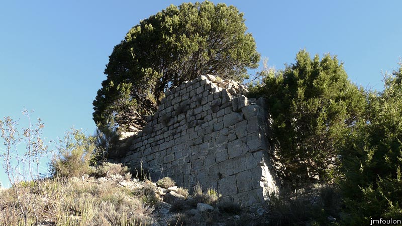 tour-bedoin-08web.jpg - Nous voici au pied des vestiges de la Tour de Bédoin. Ici les restes du mur Ouest et l'angle Sud/Ouest