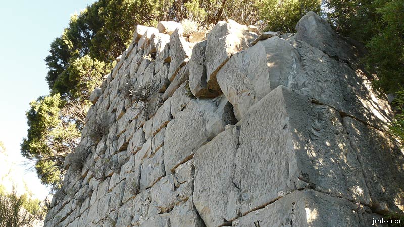 tour-bedoin-09web.jpg - La taille des pierres d'angle est impressionnante (0,40 x 0,40 x 1 m pour certaines). la maçonnerie est faite de blocs de calcaire équarris et de pierres de taille pour le chaînage d'angle