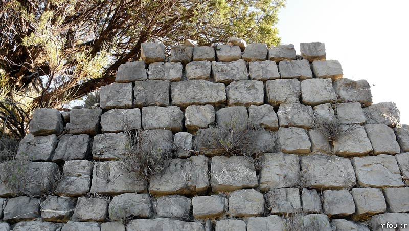 tour-bedoin-11web.jpg - Parite haute des vestiges du mur Ouest. Les mur ont 1,70 m d'épaisseur à la base et 1,20 m au sommet. Il en subsiste à peu près 3 m de hauteur