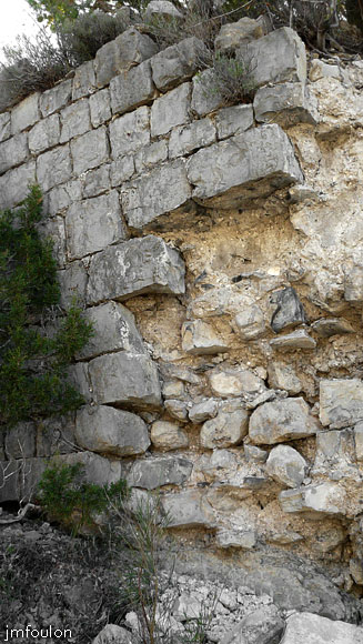 tour-bedoin-12web.jpg - Vestiges du mur Nord. On voit bien ici l'appareillage en pierres de taille en surface. la partie arrière est montée avec des pierres brutes sur 1,70 m d'épaisseur à la base et 1,20 m au sommet