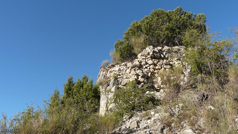 tour-bedoin-13web.jpg - Partie Est de la Tour. La plus dégradée. Toutes les pierres de taille du parement ont disparues