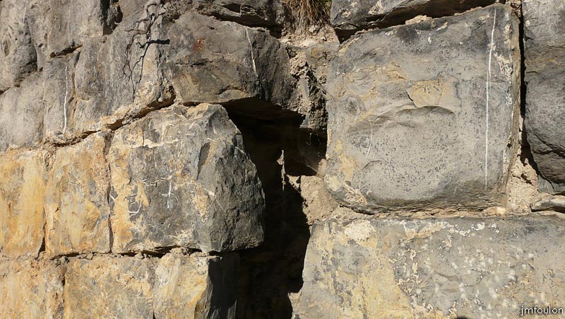 tour-bedoin-17web.jpg - Mur Sud au niveau de l'angle Sud/Est dont les pierres d'angle ont disparues. On voit ici une inquiétante fissure. La partie à droite ne va pas tarder à tomber