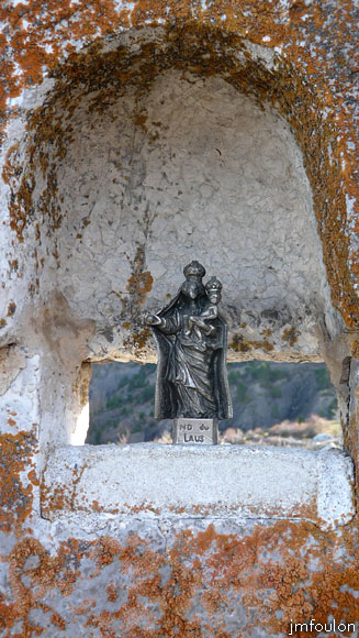 valavoire-58web.jpg - A l'Ouest se trouve dans une niche une petite réplique de la statue de la vierge du sanctuaire de ND du Laus qui se trouve dans les Hautes Alpes