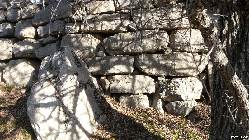 valavoire-69web.jpg - Assemblage des pierres au Sud
