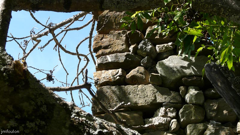 vx-vllage-09web.jpg - Chaînage d'angle de la ruine vue précédemment