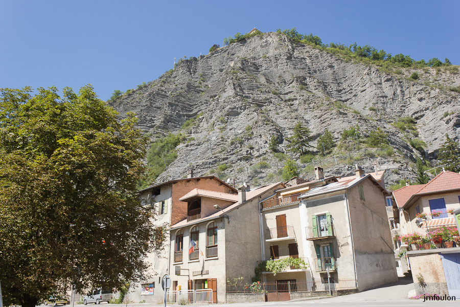 lettret-02.jpg - Lettret (Hautes Alpes) - Au sommet de cette colline se trouvait le château aujourd'hui disparu.