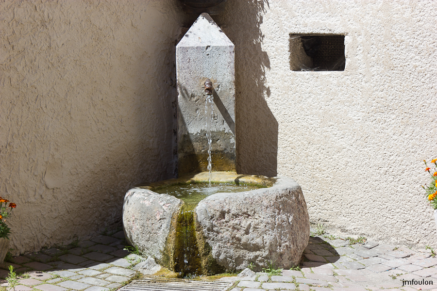 lettret-03.jpg - Fontaine au bas de la rue de l'église