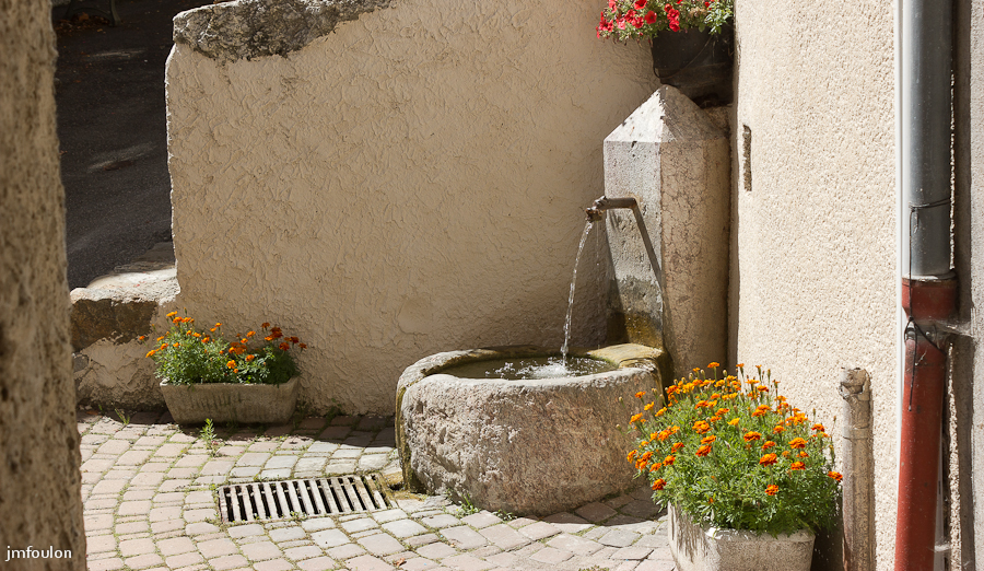 lettret-04.jpg - Fontaine au bas de la rue de l'église