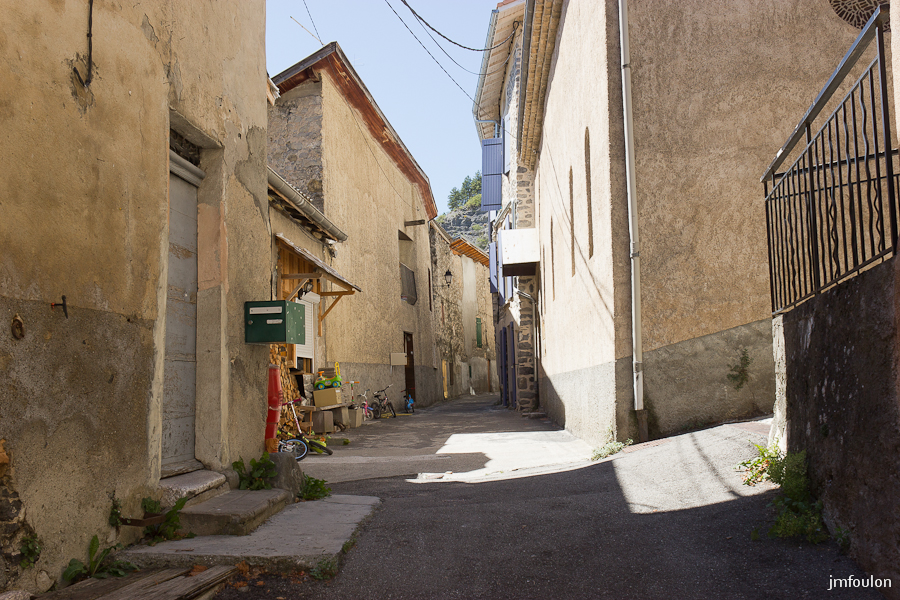 lettret-05.jpg - Rue de l'église. Cette rue traverse le village. C'est l'ancienne route de Tallard.